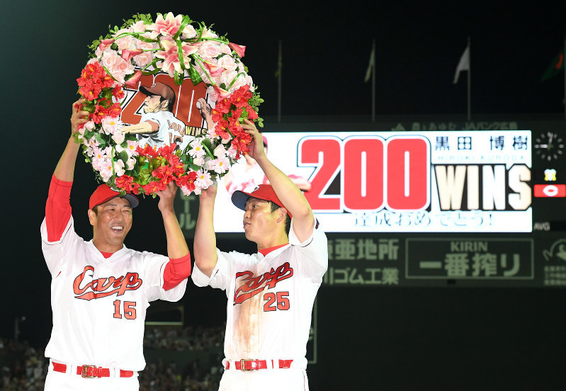 広島 黒田博樹が日米通算２００勝を達成 マツダスタジアムで歓喜の瞬間 まさかのｔシャツいじりも プロ野球読売ジャイアンツ 巨人軍最新情報交換ブログ 各球団 高校野球も配信します